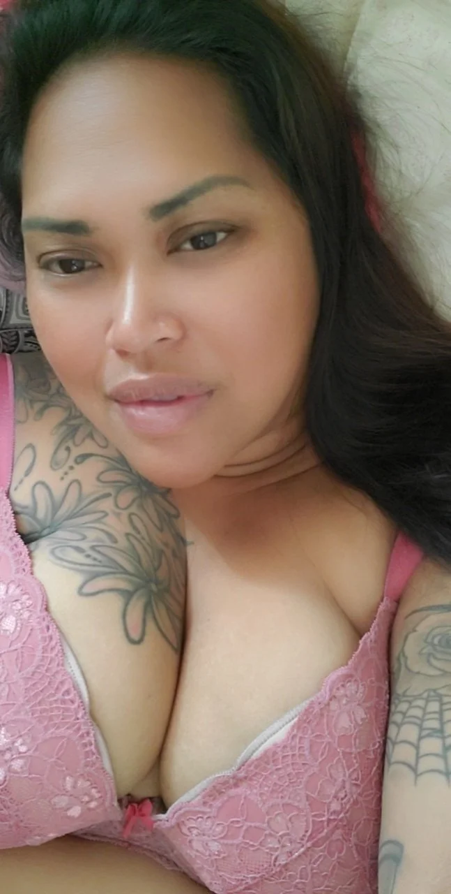 Beautiful Hawaiian milf loves to play with her self. image 6
