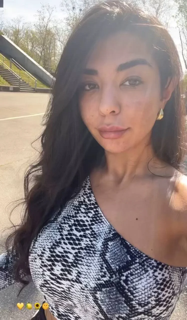 Sexy slut unawere image 2