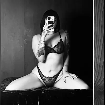 Hermosa gótica blanquita culona sexy coño rico rosadita cover image