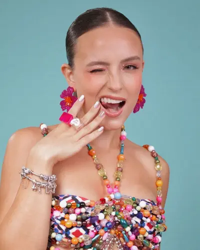 Novas fotos na Larissa...Larissa Manoela deliciosa cover image