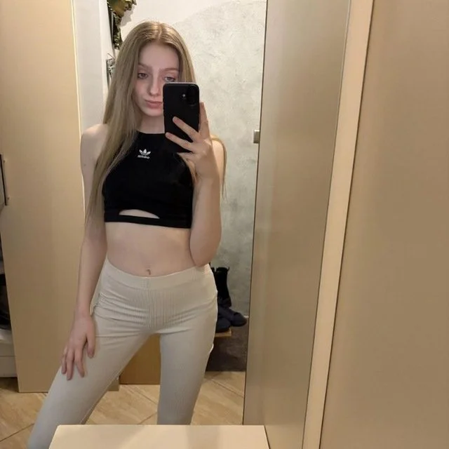 Deliciosa rubia exhiviendose image 2