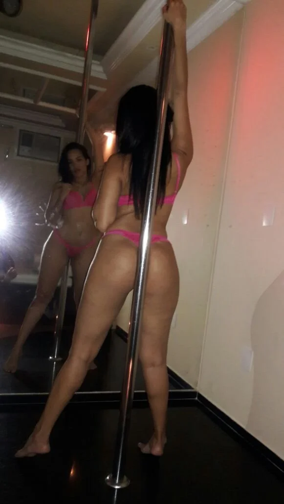 Casada vadia metelona dançando gostoso pro macho no motel antes de esfolar a xoxota no pau dele image 2
