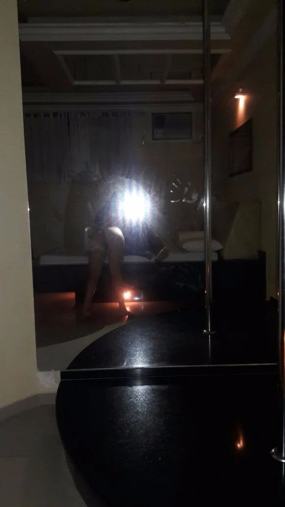Casada vadia metelona dançando gostoso pro macho no motel antes de esfolar a xoxota no pau dele image 6