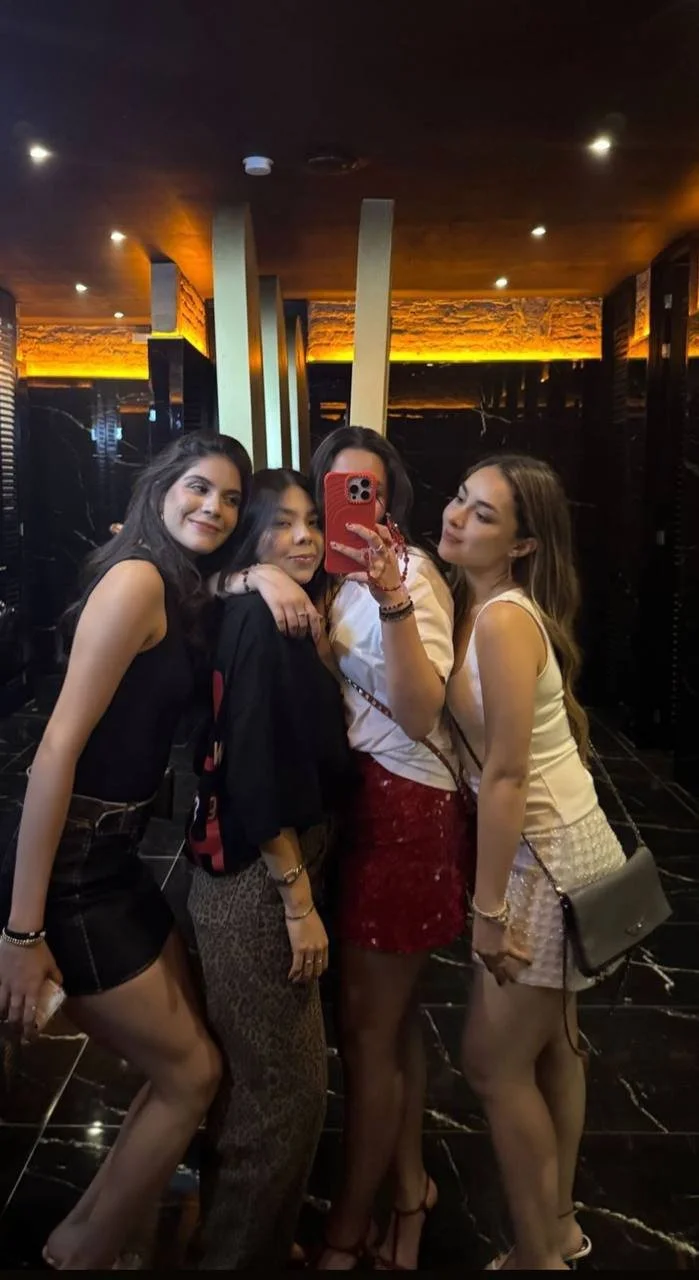 Que rica puta me la pone muy dura la perra image 2