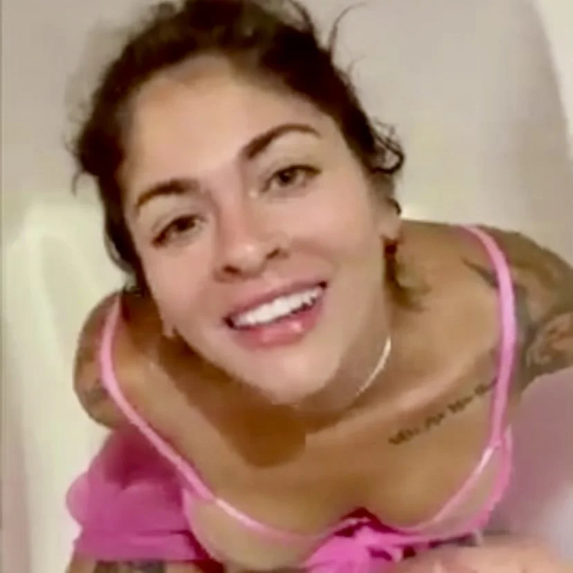 See why she’s in the tub almost drowned her Beautiful ass in NUT main image