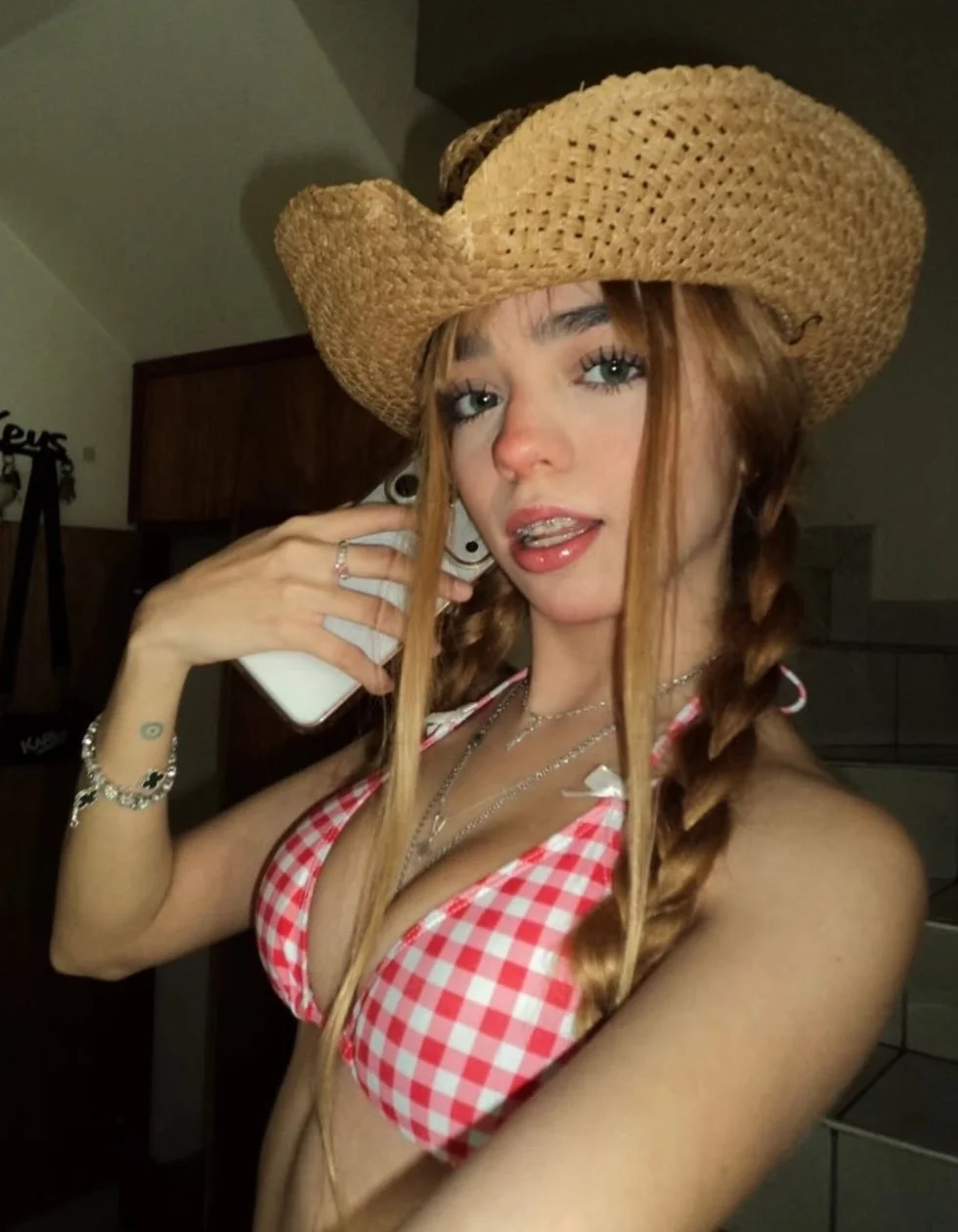 La werita puta zorra de ig en bikini, que ganas de acabar dentro y romperla entre varios image 19