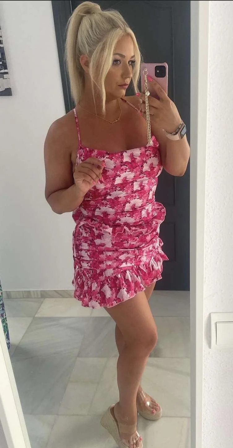 Zara Cheating Wife From UK image 3