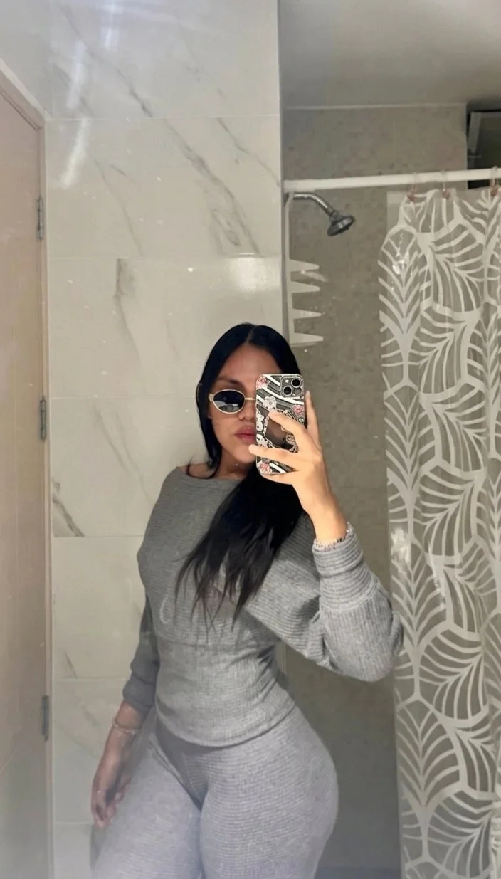 Miren el cuerpo de puta de está pendeja image 10