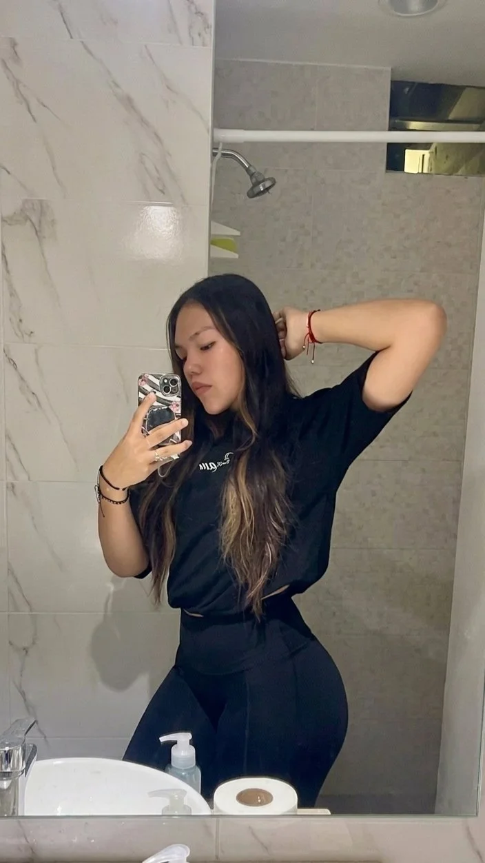 Miren el cuerpo de puta de está pendeja image 5