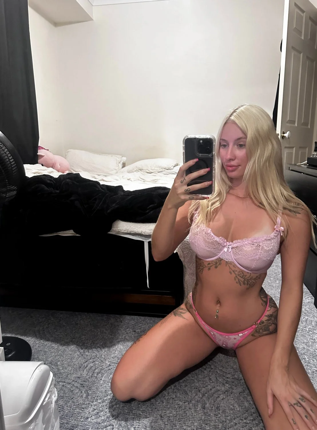 Anyone looking for a cute lil blonde to sit on their face main image