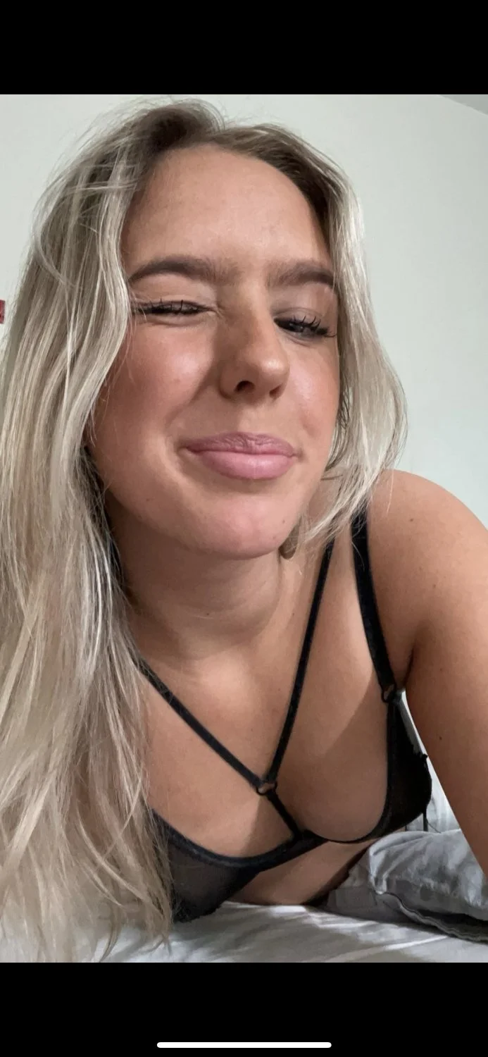 Hot blonde dm for more on her image 4