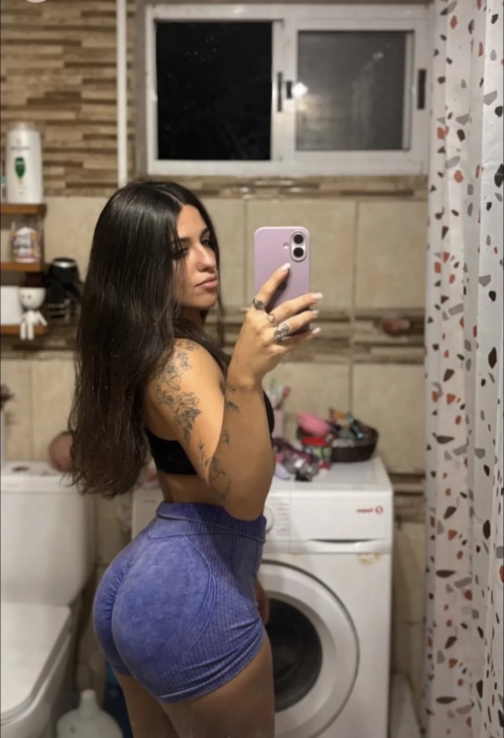 morena uruguaya de ojos claros image 3
