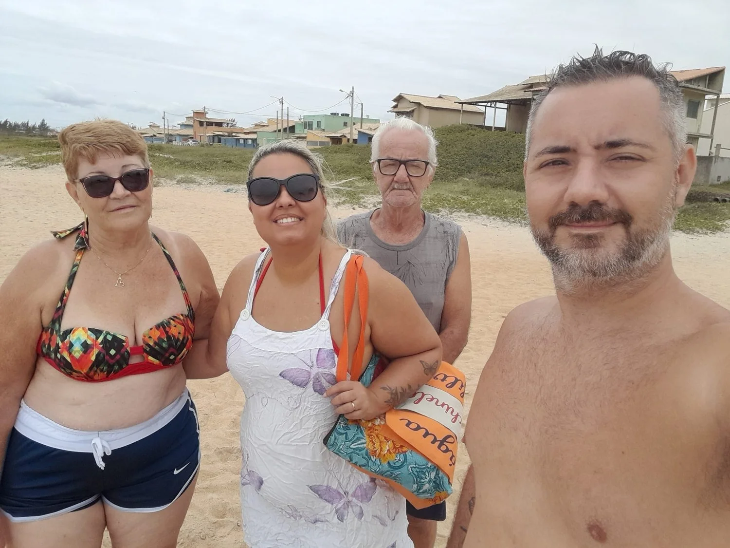 Velha rabuda, mãe de familia, comeriam? image 1