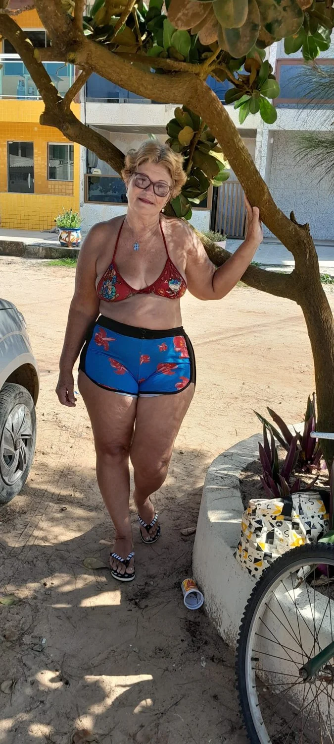 Velha rabuda, mãe de familia, comeriam? image 12
