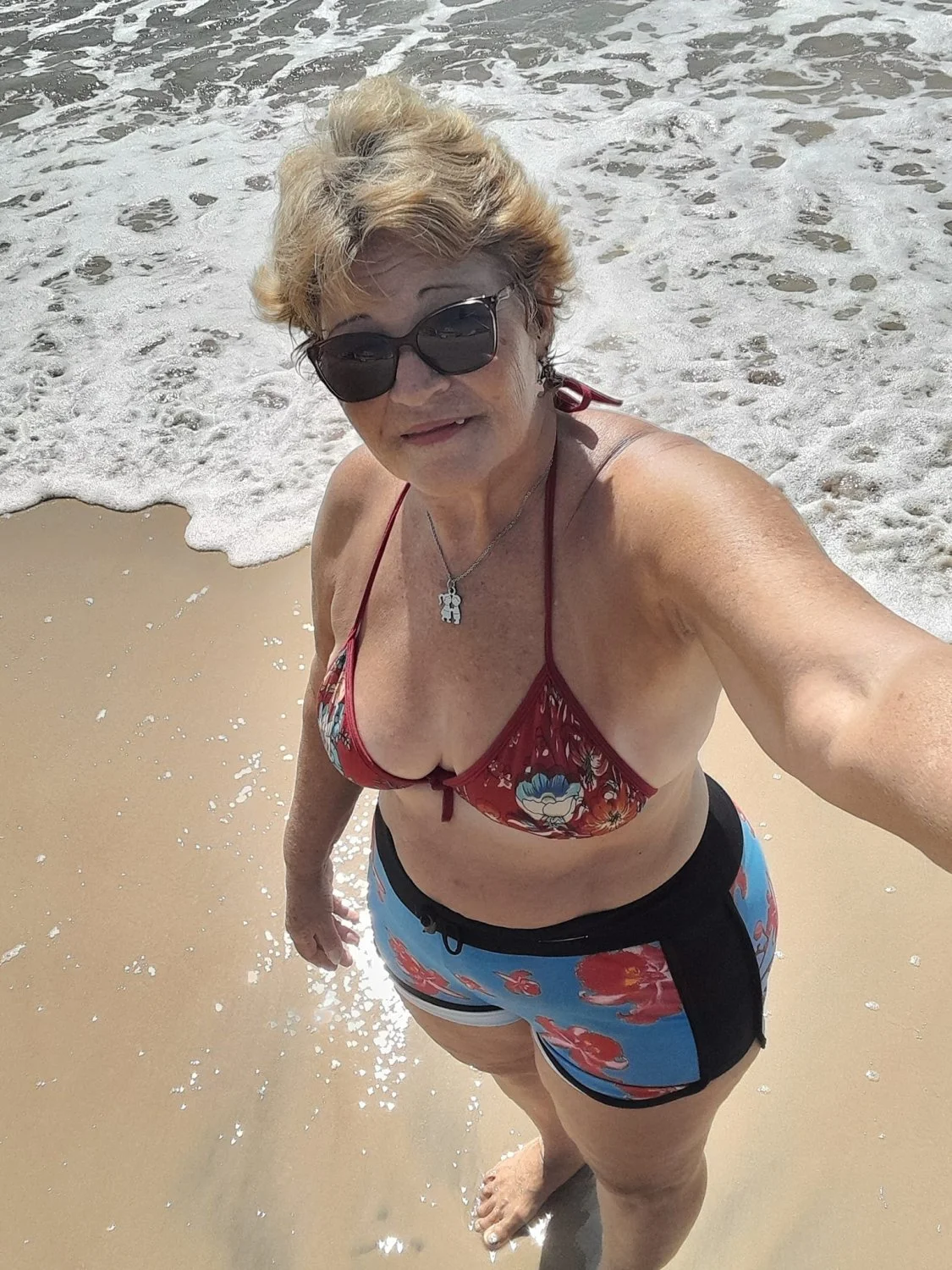 Velha rabuda, mãe de familia, comeriam? image 16