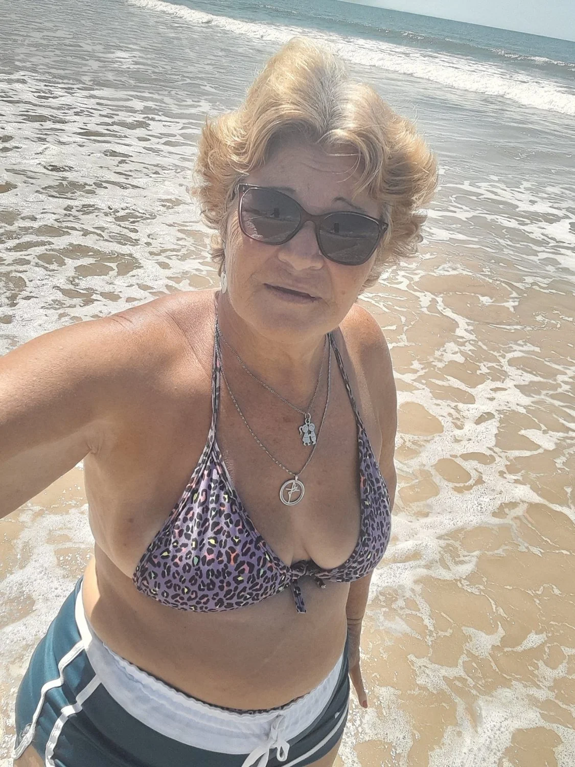 Velha rabuda, mãe de familia, comeriam? image 17