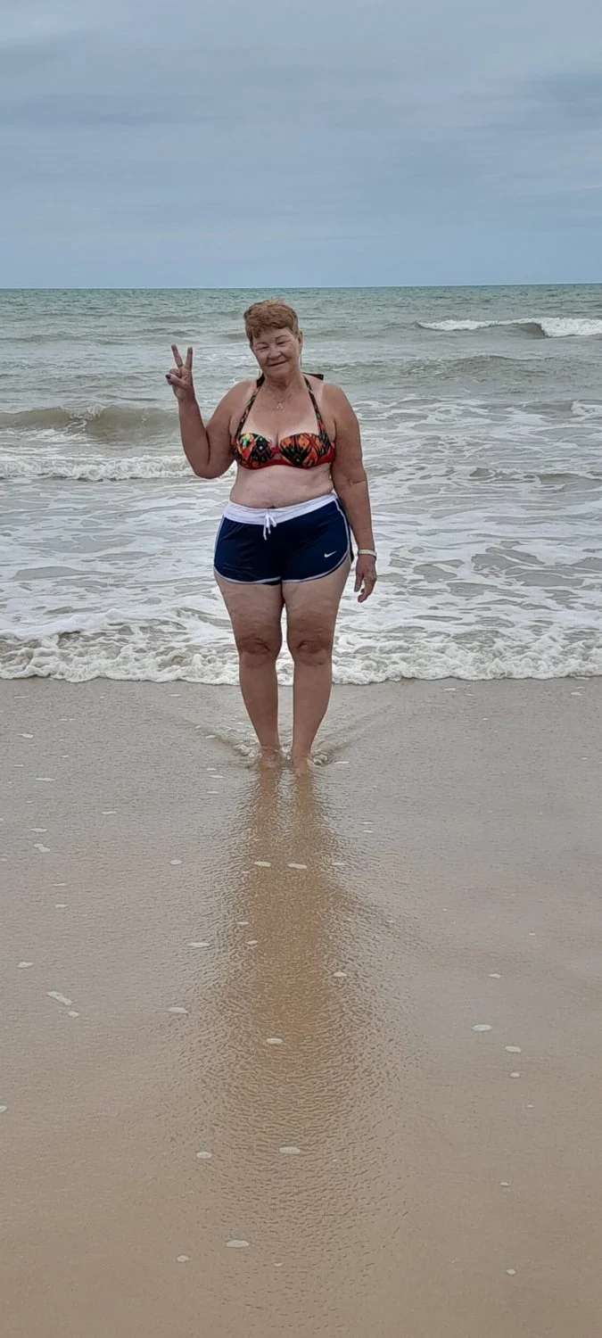 Velha rabuda, mãe de familia, comeriam? image 2