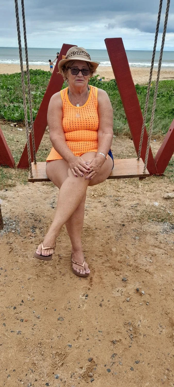 Velha rabuda, mãe de familia, comeriam? image 22
