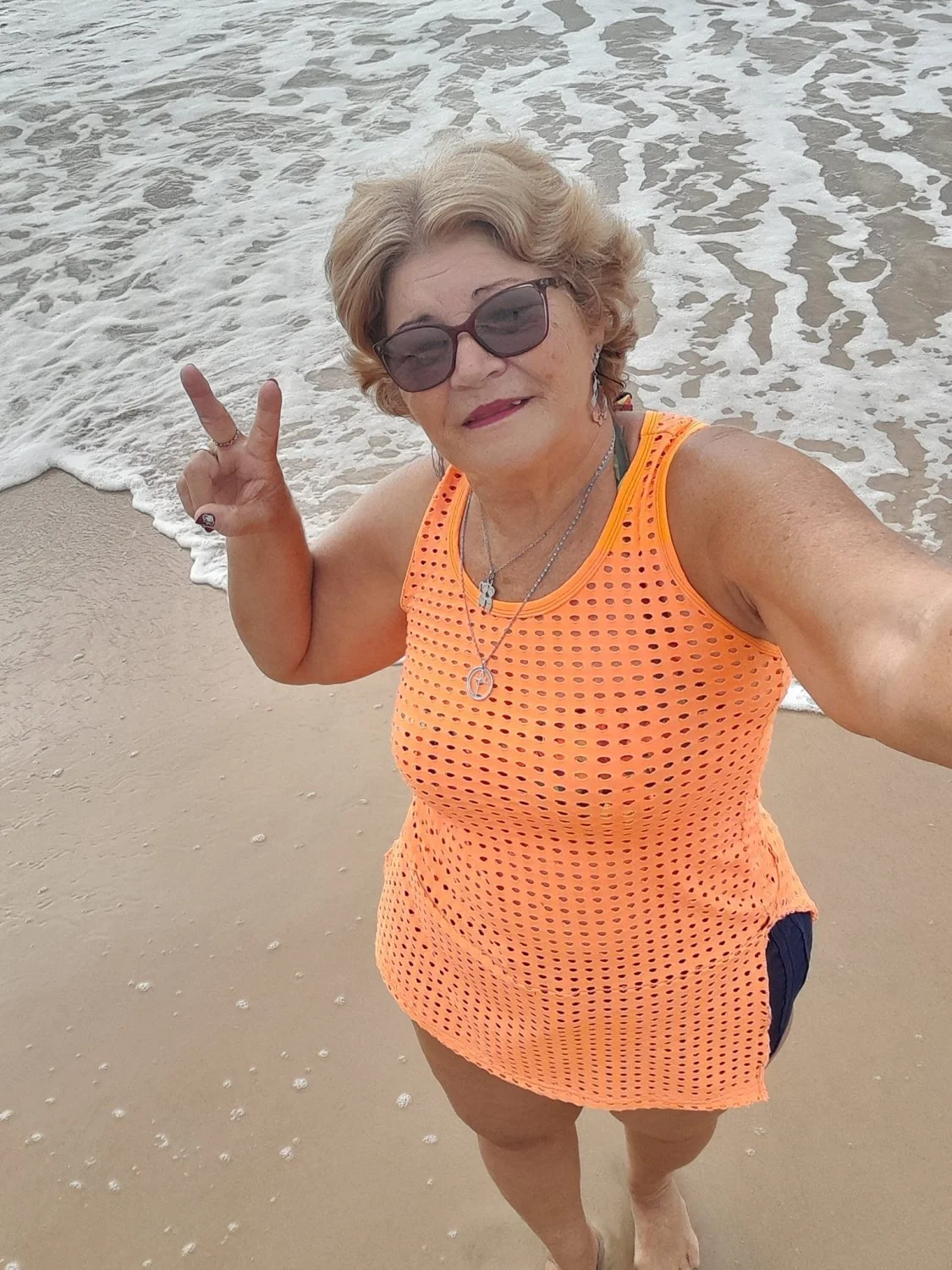 Velha rabuda, mãe de familia, comeriam? image 24