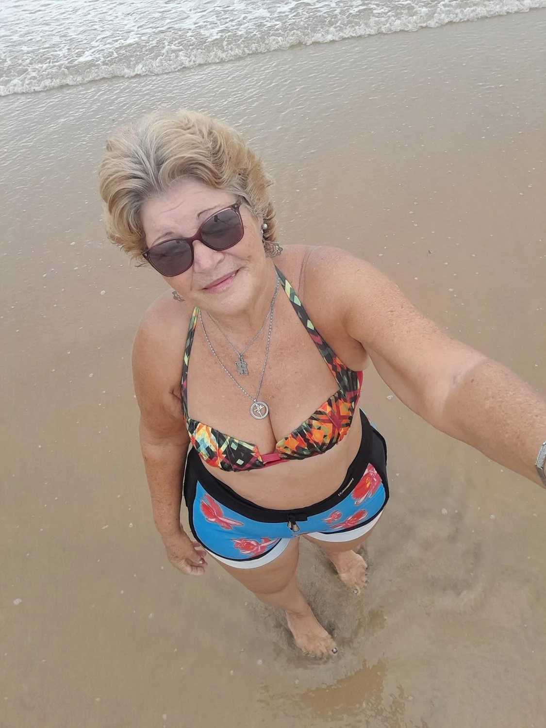 Velha rabuda, mãe de familia, comeriam? image 7