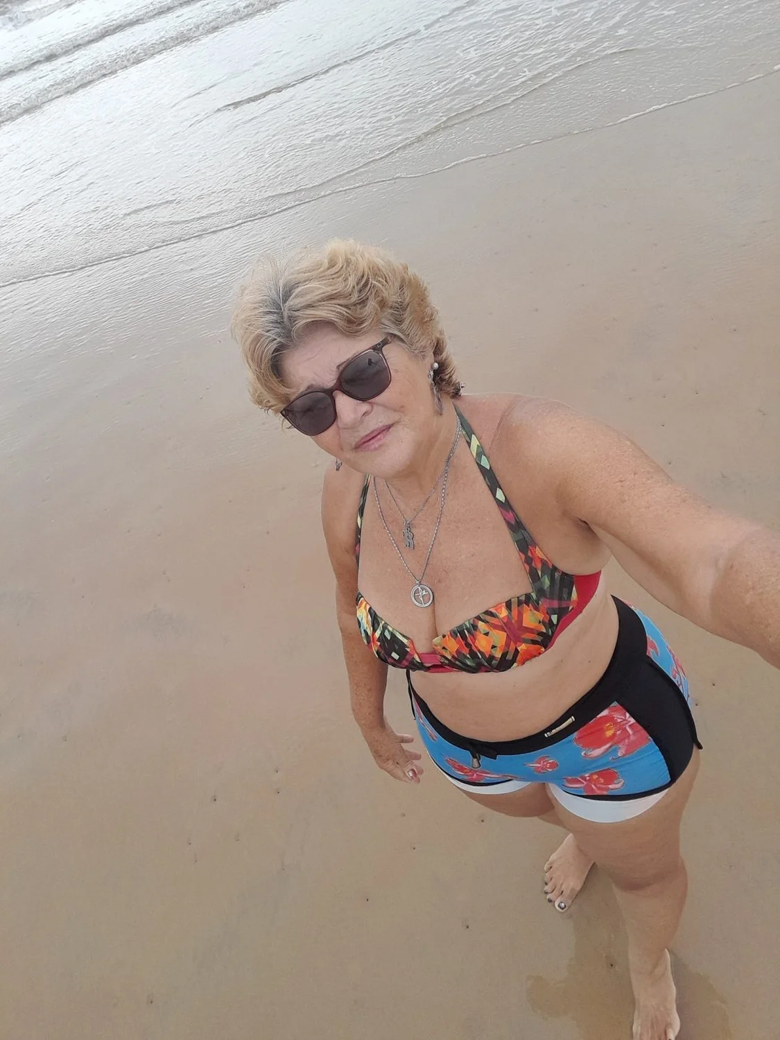 Velha rabuda, mãe de familia, comeriam? image 8