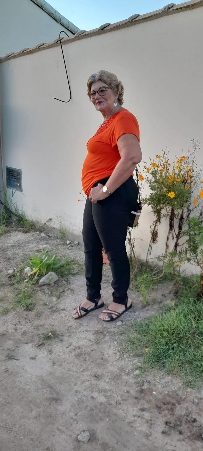 Velha rabuda, mãe de familia, comeriam? image 9