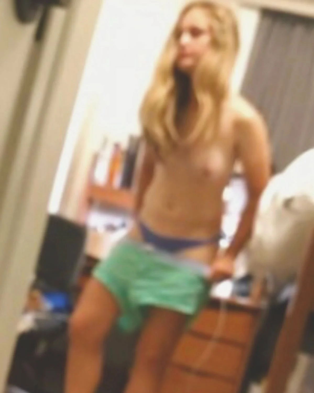 Upskirt young college soccer baddie image 4