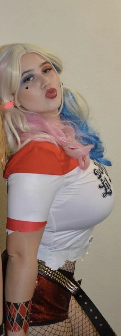 Busty Harley Quinn cosplayer image 3