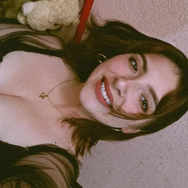Linda preciosa con grandes tetas image 6