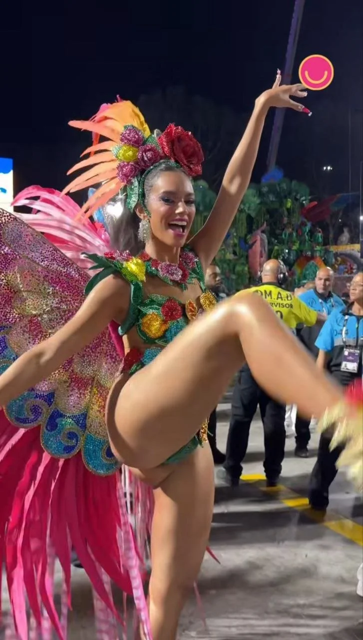 Alane Dias carnaval 😈 image 2