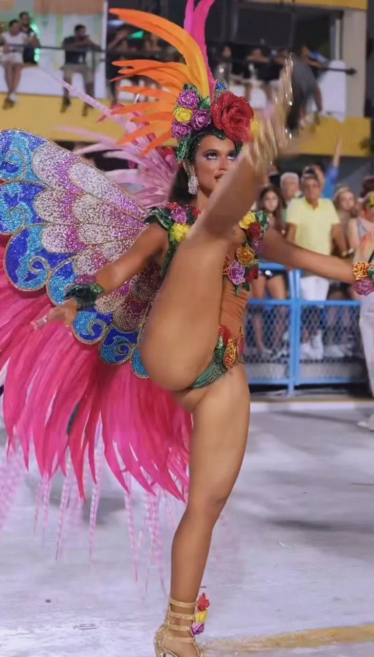Alane Dias carnaval 😈 image 4