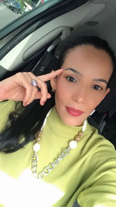 Casada linda emetelona... malhando pra ficar com o agachamento em Rôla perfeito cover image