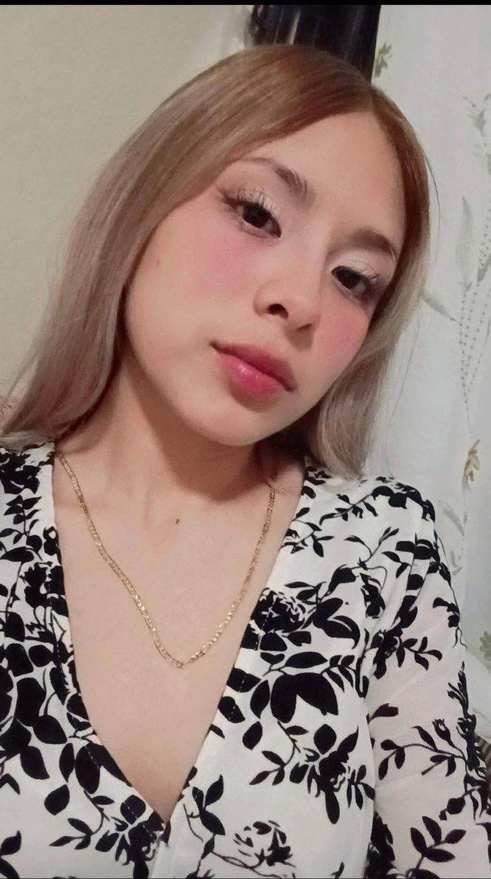 18 años y ya anda de puta main image