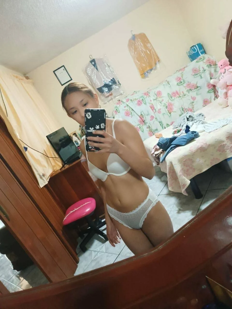18 años y ya anda de puta image 5