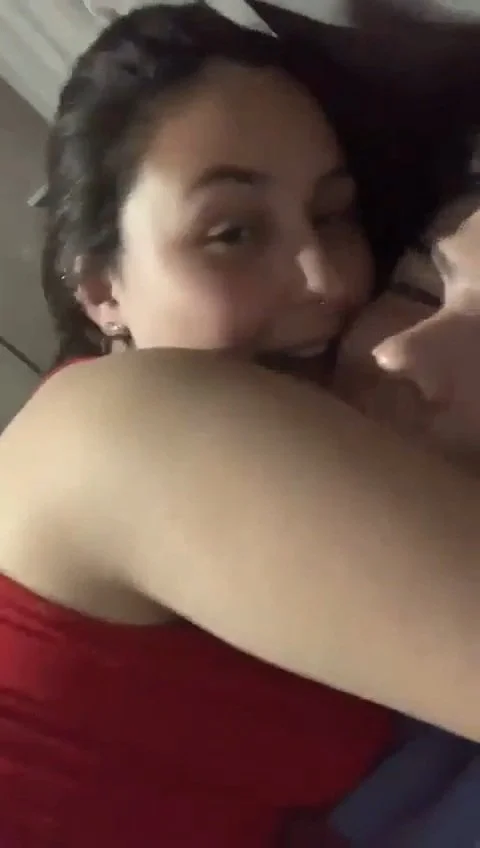 Casal novinho fudendo e namorada putinha bebendo porra image 2