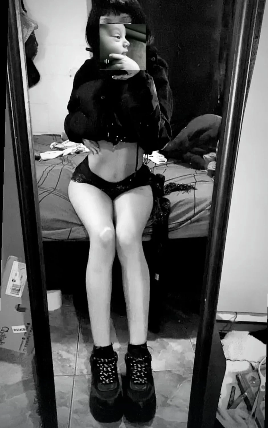 Colegiala gótica expuesta mamando y montando verga image 3