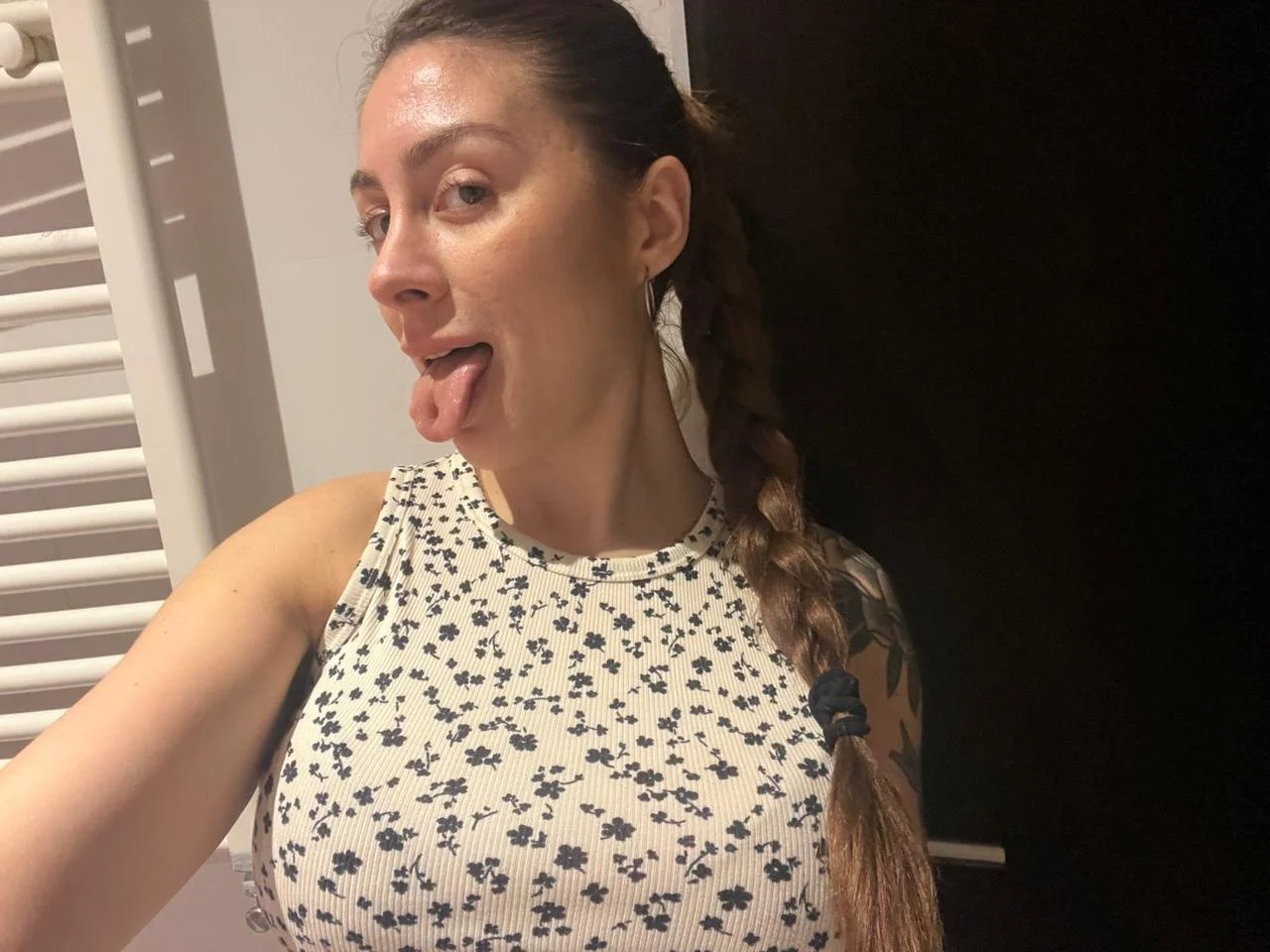 Cornudo le gusta exhibir a la puta de su esposa image 7