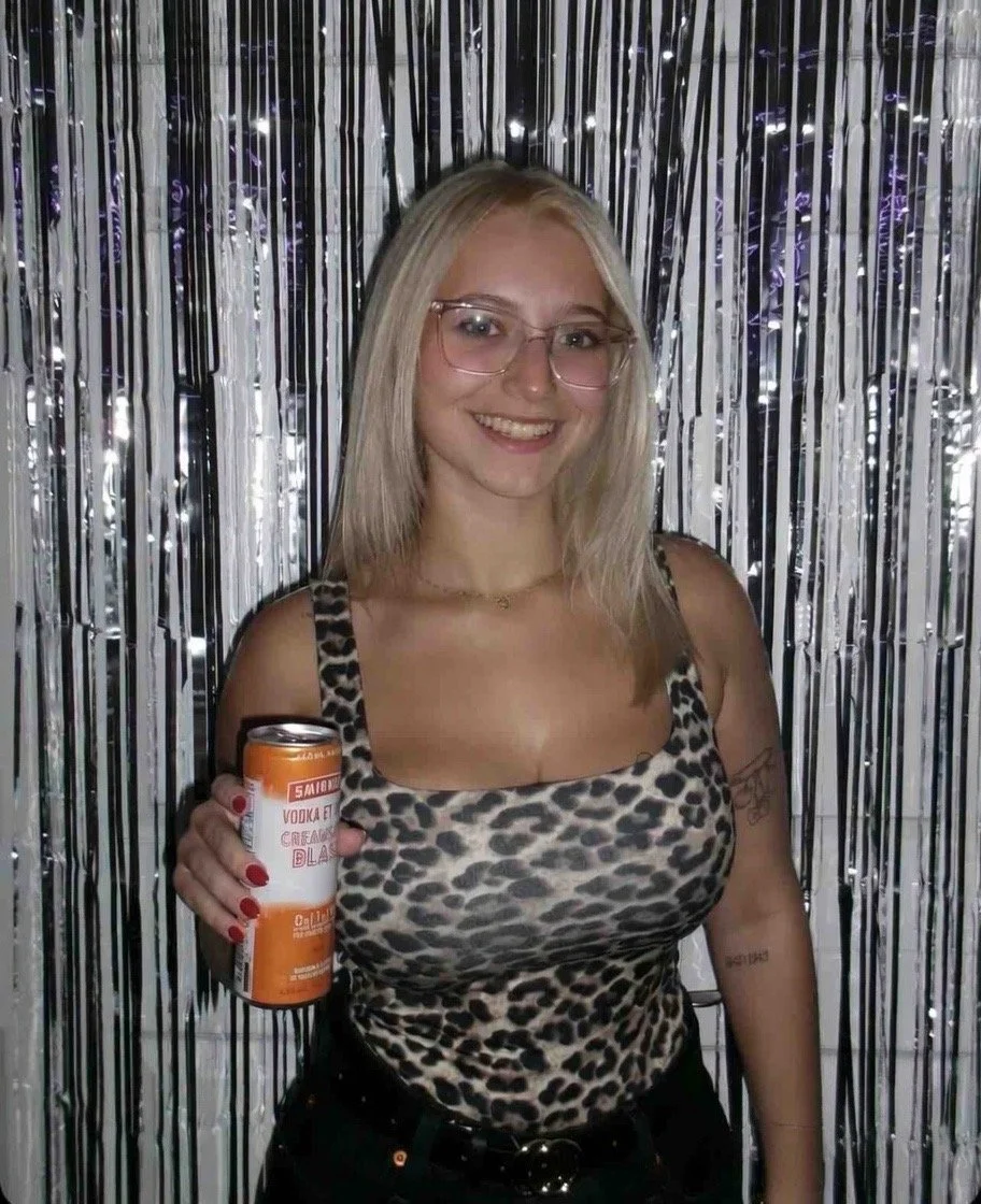 Fit snowbunny with big tits image 4