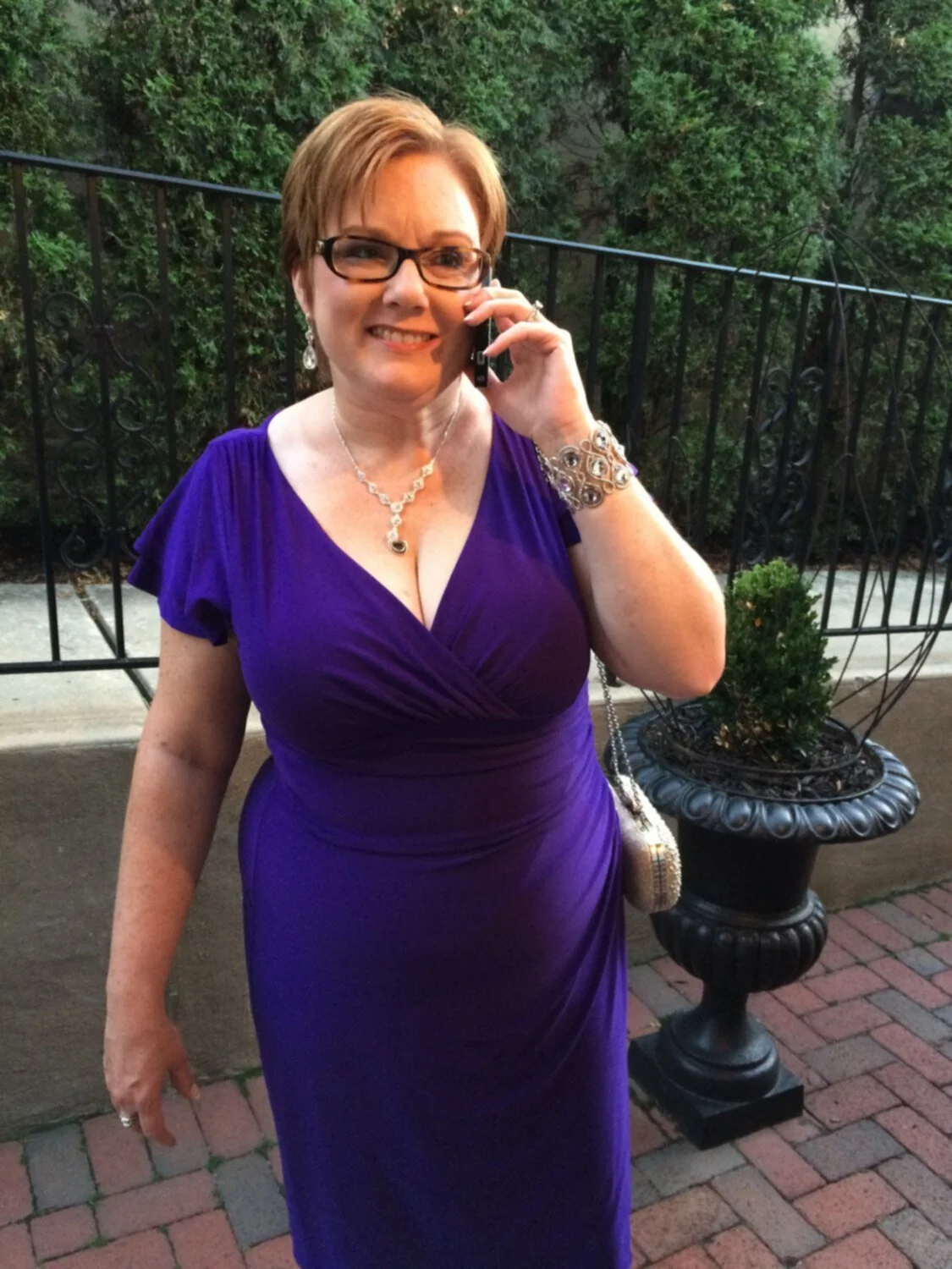Curvy Married MILF Kim. Comment what you would do to her. main image