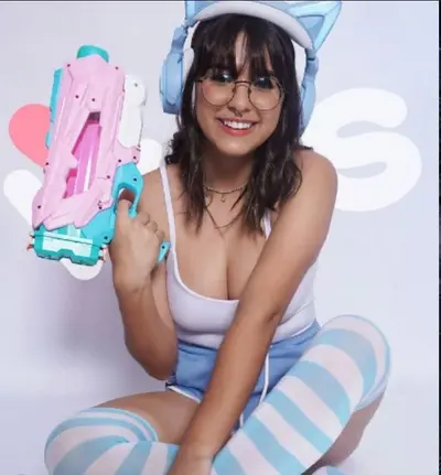 Bibi vitona novinha peituda cover image