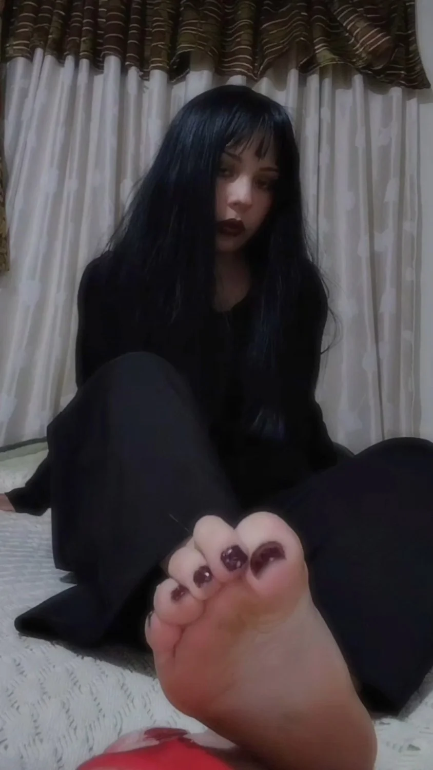 Pretty gothic feet image 6