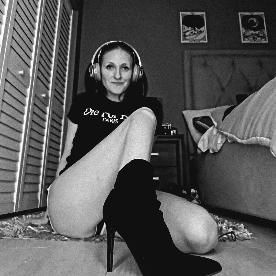Slim MILF Kelly ♠️ image 34