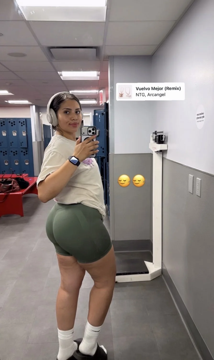 Hit her up for nudez image 6