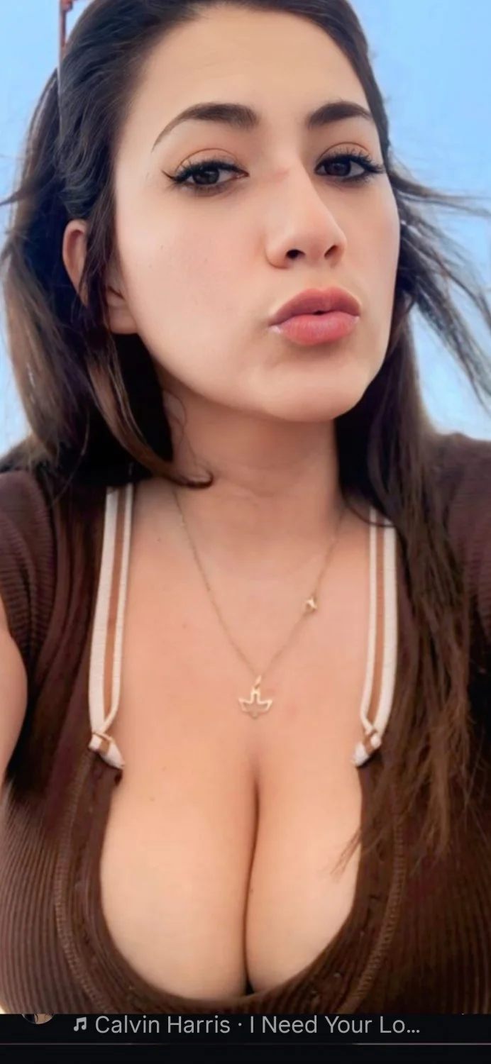 La puta de katia y sus culo y tetas gigantes image 2