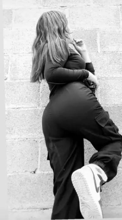 Perrita culona muestra sus nalgas en fotos e historias cover image