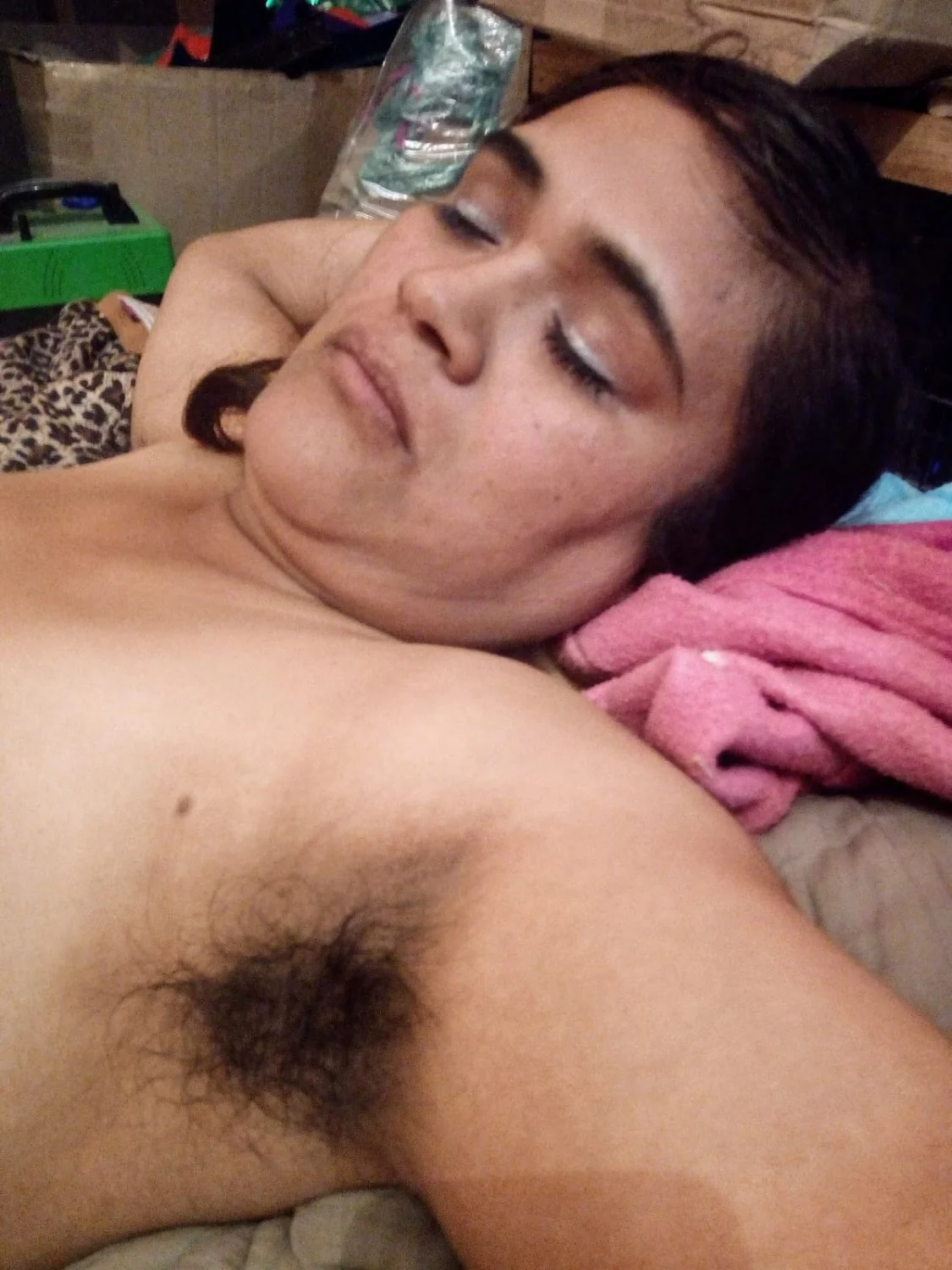 Mi esposa enseñando sus pezones negros y sus pelos de la papaya y axilas, me case con una indigena image 2