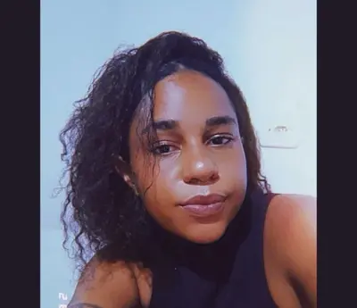 Morena favelada caiu na net! Novinha vazada na siririca mandou pro macho que vazou tudo! cover image