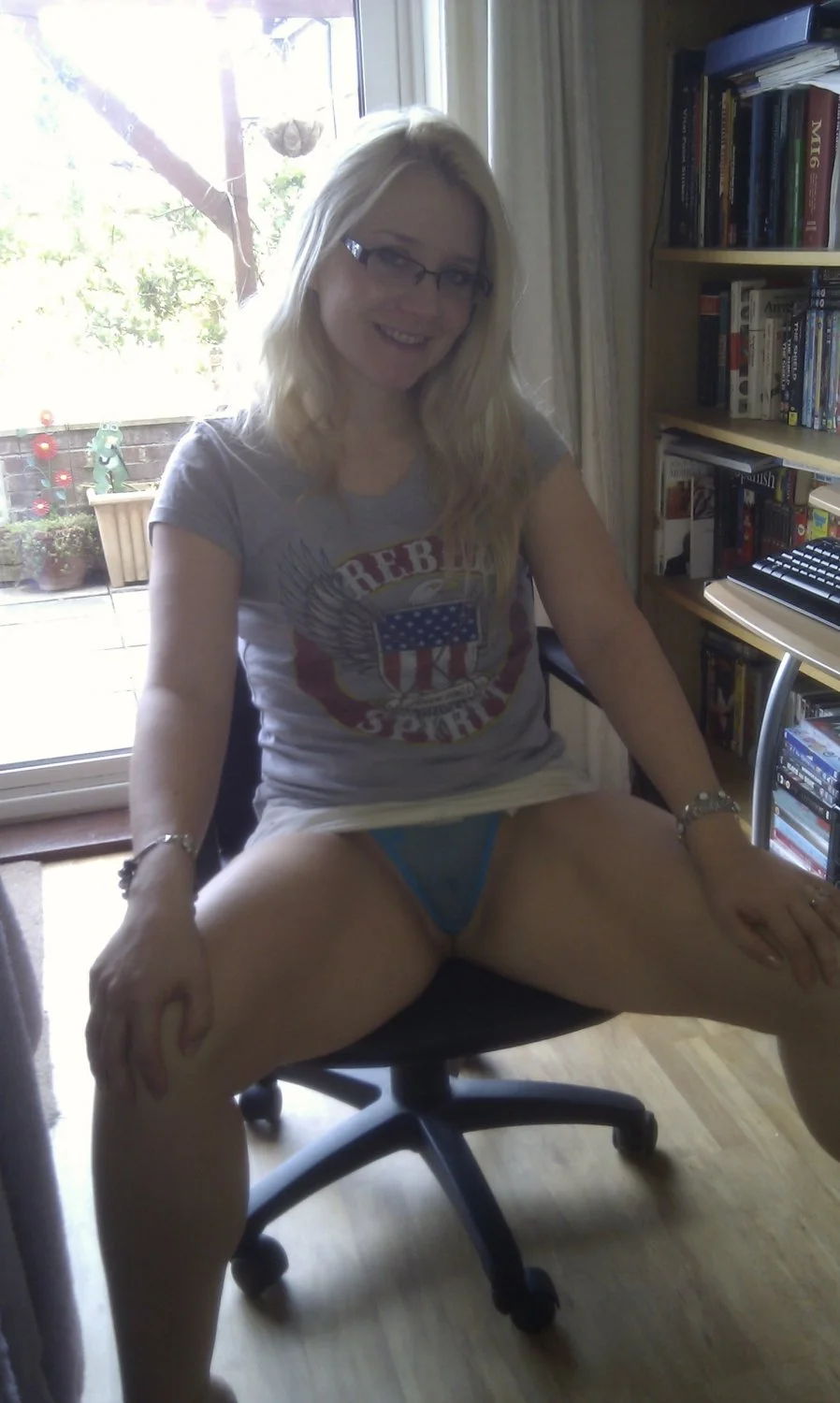 UK MILF Carly image 32