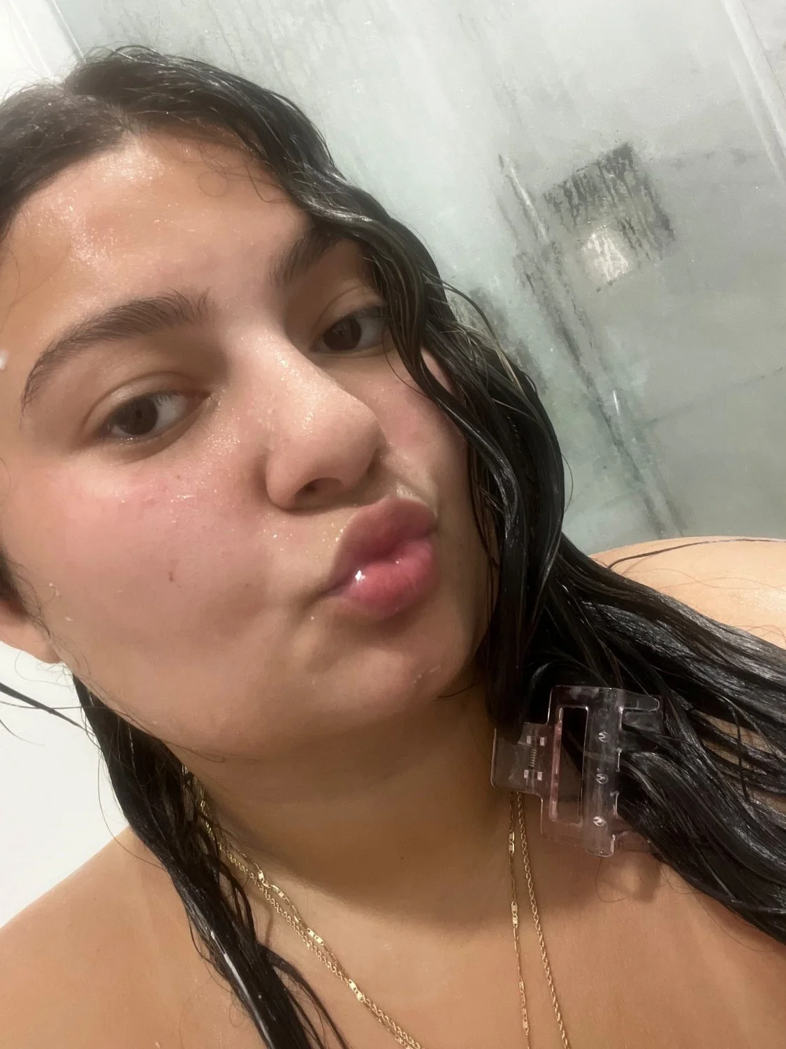 Ella sabe que es una puta completamente image 1