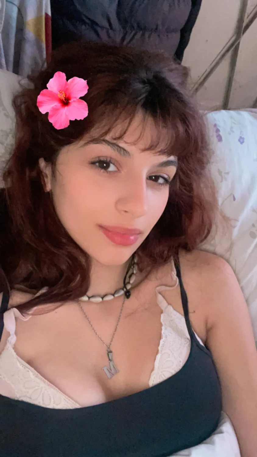 Exponiendo deliciosa pendeja para tributarla toda image 11